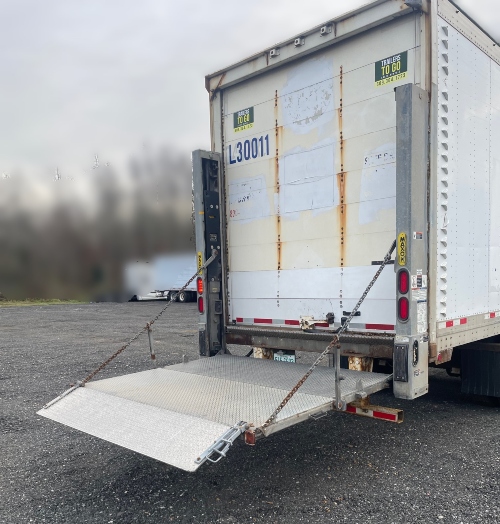 Semi trailer with lift gate